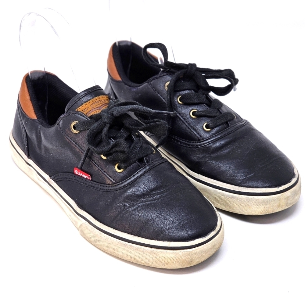 Levi’s ✦ Boys Logo Sneakers ✦ Black Vegan Leather Low-Top Red Accents Youth 4